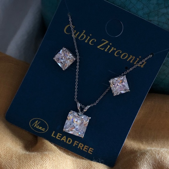 NWT Pretty Princess Cut Necklace & Earrings Set - Picture 3 of 5